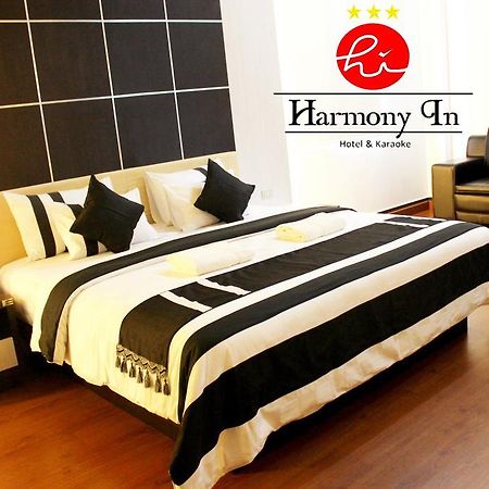 Hotel Harmony In & Karaoke Понтианак Стая снимка