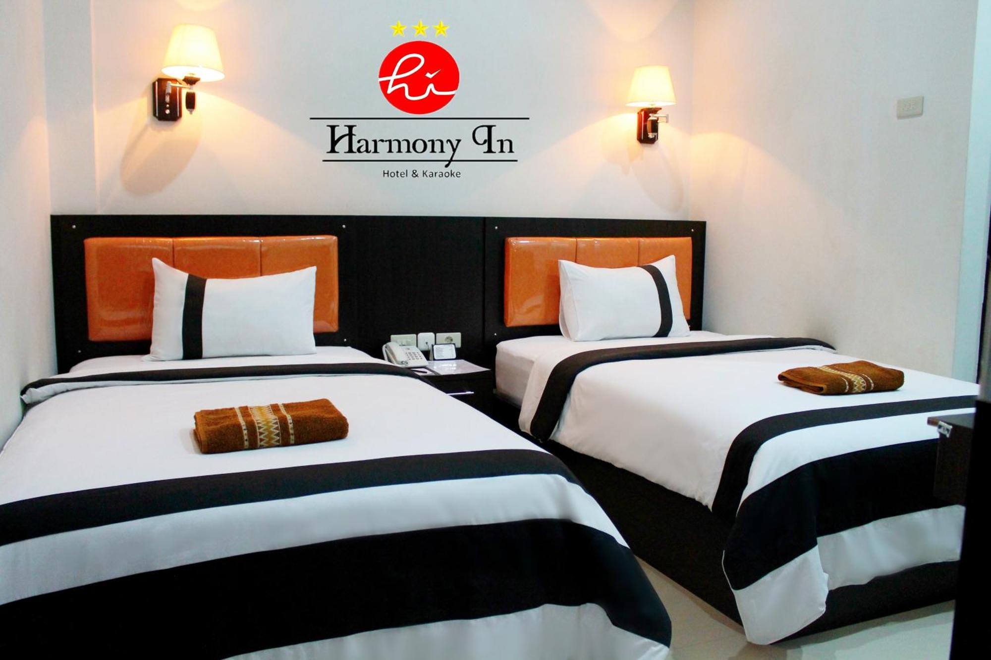 Hotel Harmony In & Karaoke Понтианак Стая снимка
