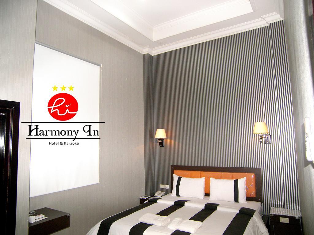 Hotel Harmony In & Karaoke Понтианак Стая снимка