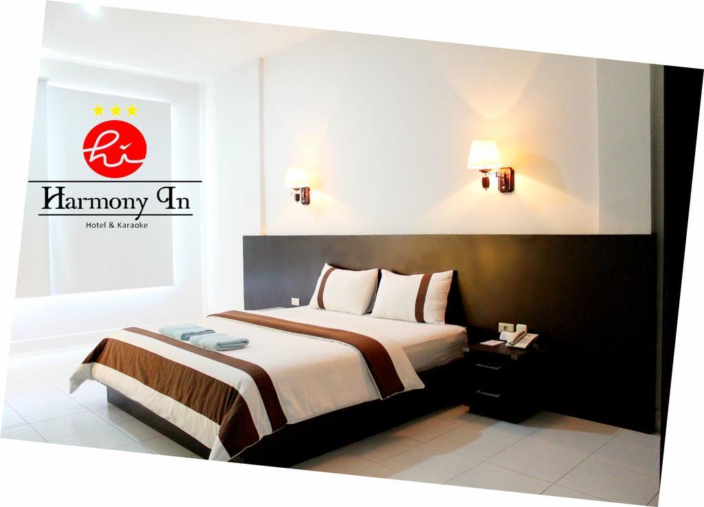 Hotel Harmony In & Karaoke Понтианак Екстериор снимка