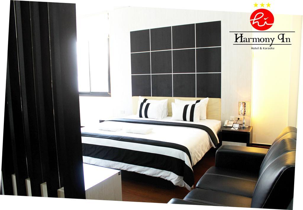 Hotel Harmony In & Karaoke Понтианак Екстериор снимка