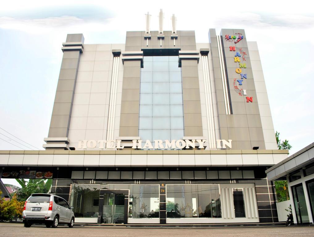 Hotel Harmony In & Karaoke Понтианак Екстериор снимка