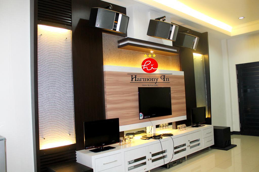 Hotel Harmony In & Karaoke Понтианак Екстериор снимка